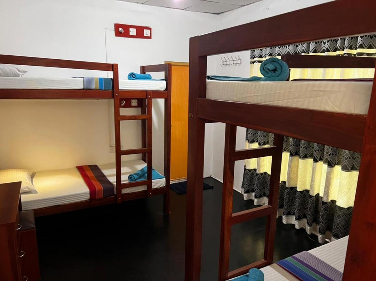 The Traveller'S Hostel & Private Rooms Сигирия Экстерьер фото