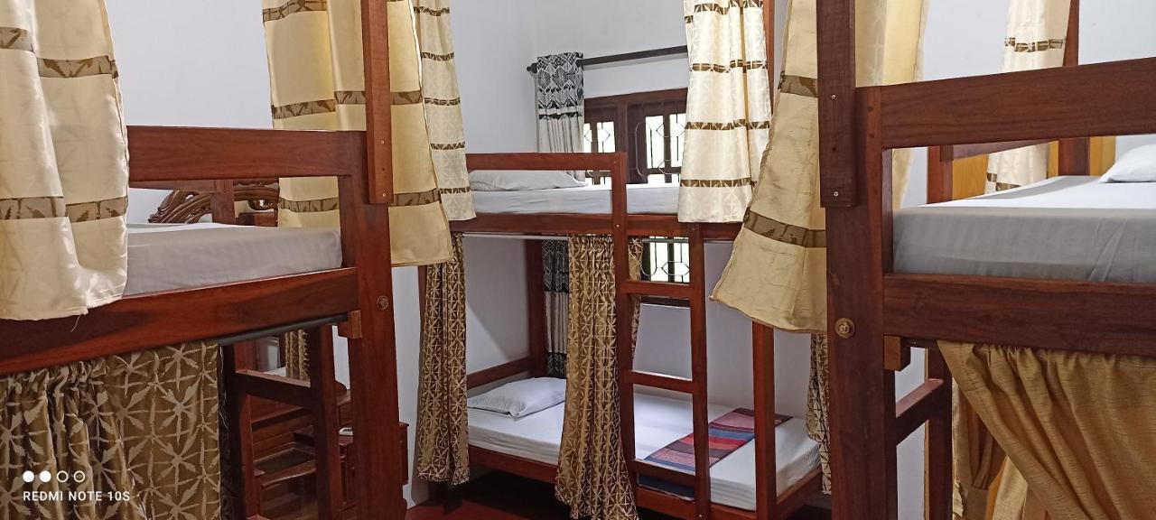 The Traveller'S Hostel & Private Rooms Сигирия Экстерьер фото