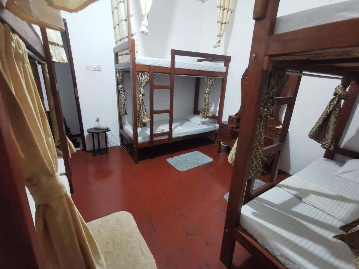 The Traveller'S Hostel & Private Rooms Сигирия Экстерьер фото
